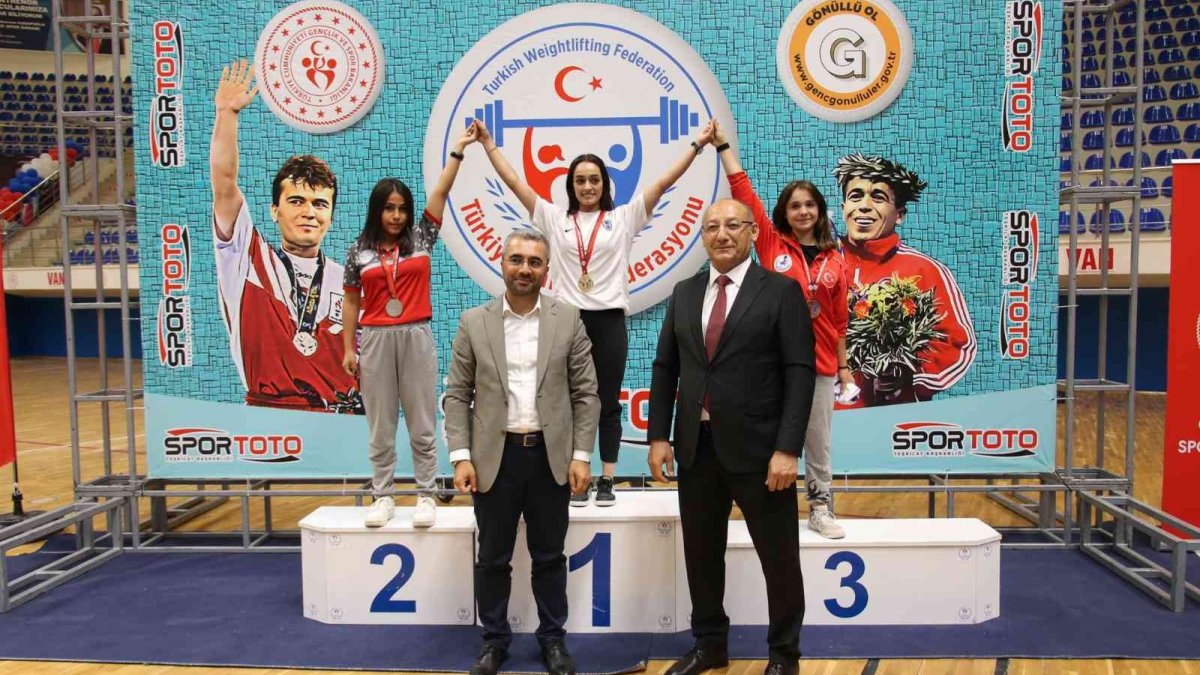 Türkiye Gençler ve 23 Yaş Altı Halter Şampiyonası devam ediyor