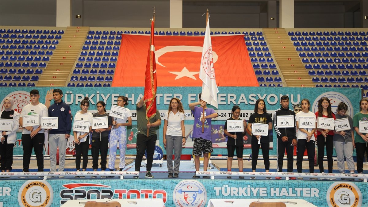 Türkiye Gençler ve 23 Yaş Altı Halter Şampiyonası'nın açılış seremonisi yapıldı
