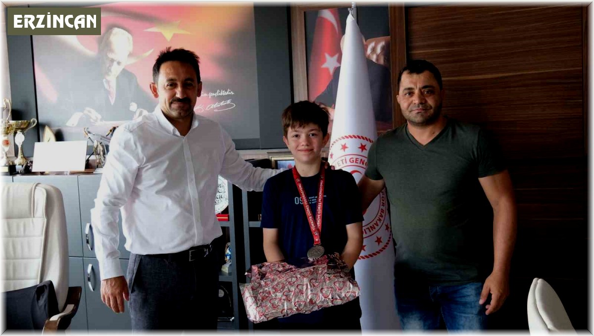 Türkiye ikincisi olan Erzincanlı güreşçiye Gençlik ve Spor İl Müdürü Mumcu'dan hediye takdimi
