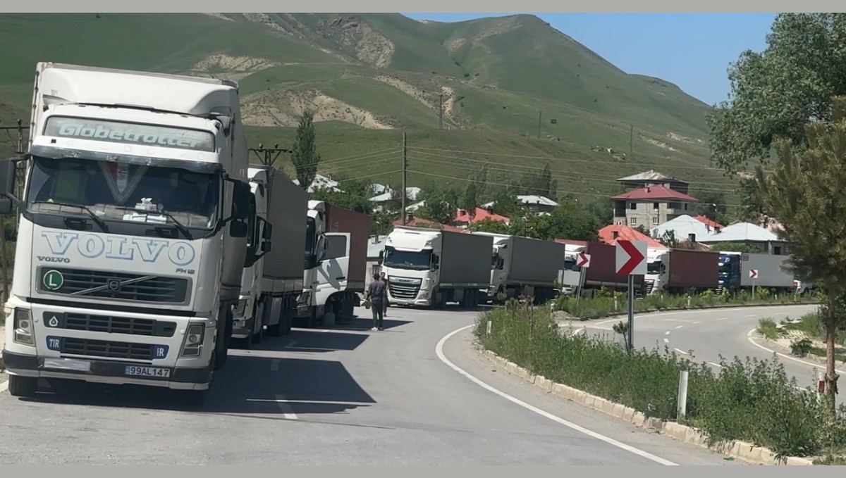 Türkiye-İran sınırında 2 kilometrelik tır kuyruğu