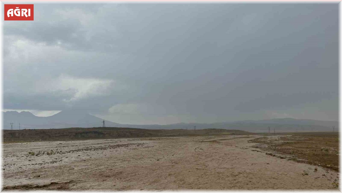 Türkiye-İran yolu sele teslim oldu
