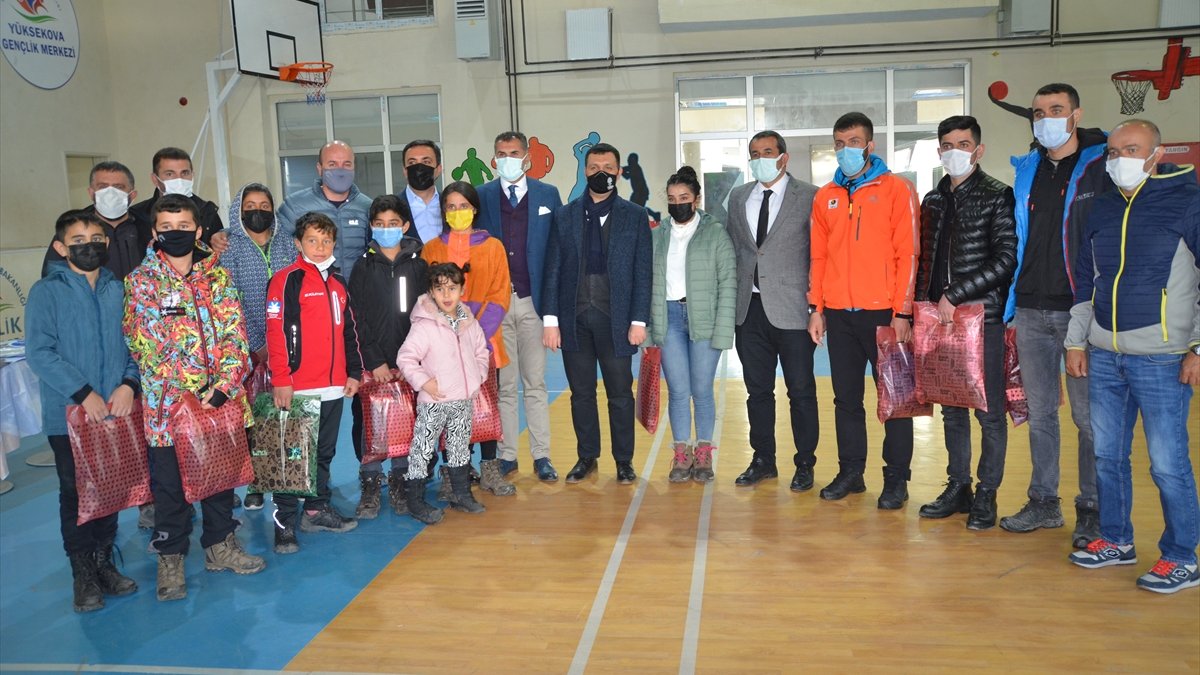 Türkiye Kayak Federasyonundan Hakkarili sporculara malzeme desteği