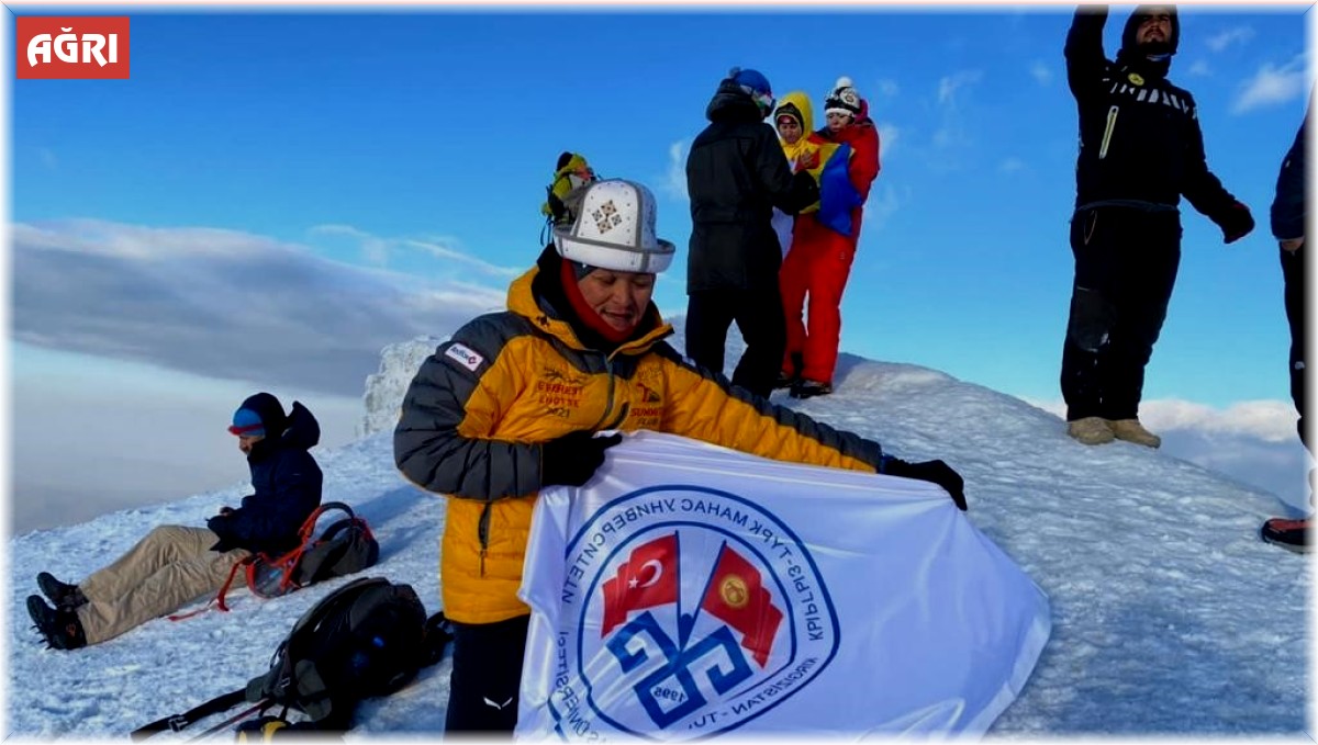 Türkiye-Kırgızistan bayrağı, Ağrı Dağı zirvesinde