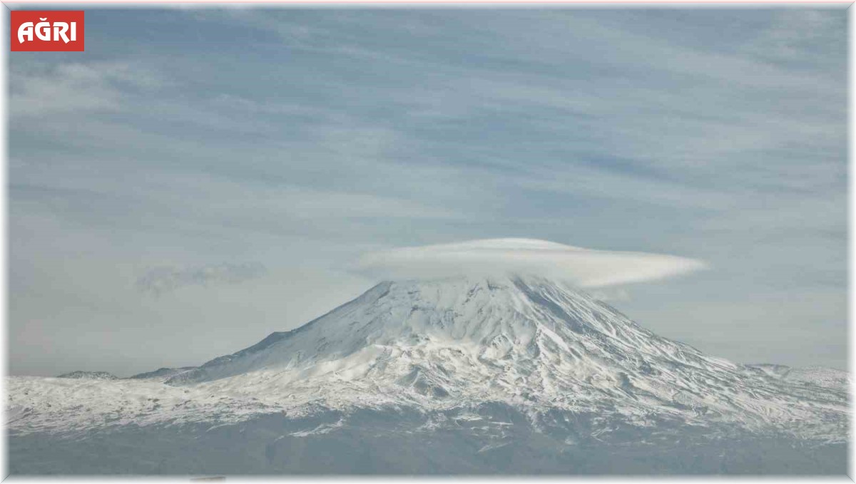 Türkiye'nin çatısı Ağrı Dağı buluttan şapkasını taktı