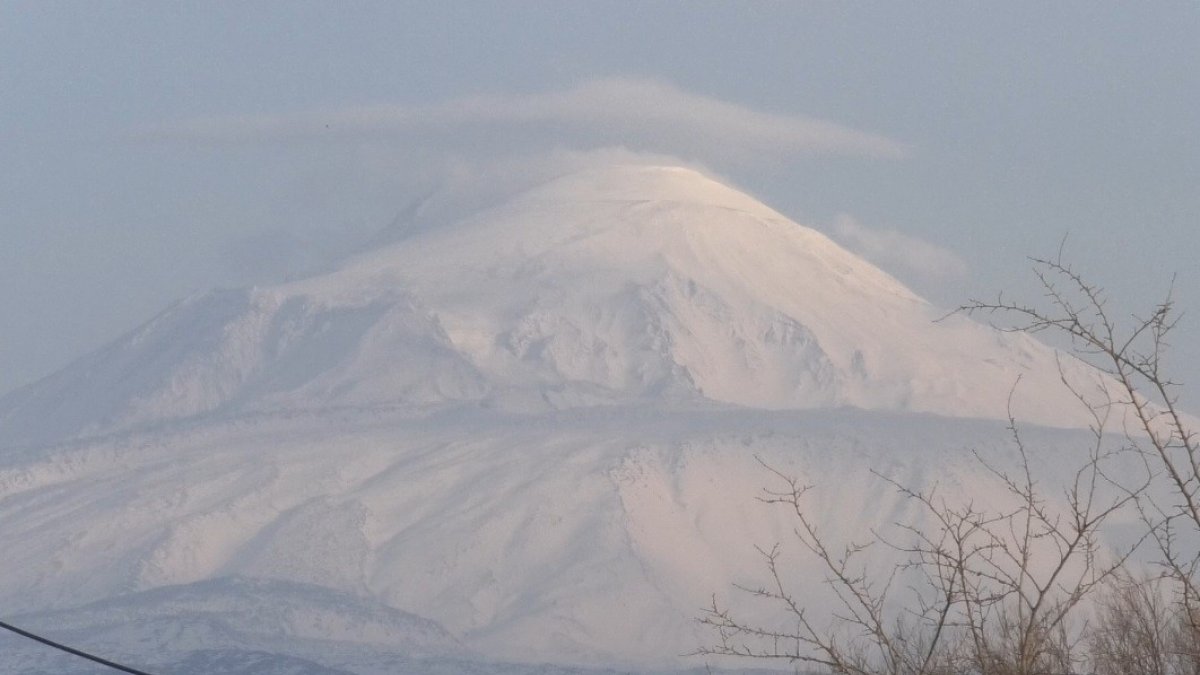 Türkiye'nin çatısı Ağrı Dağı'nda karlar erimeye başladı