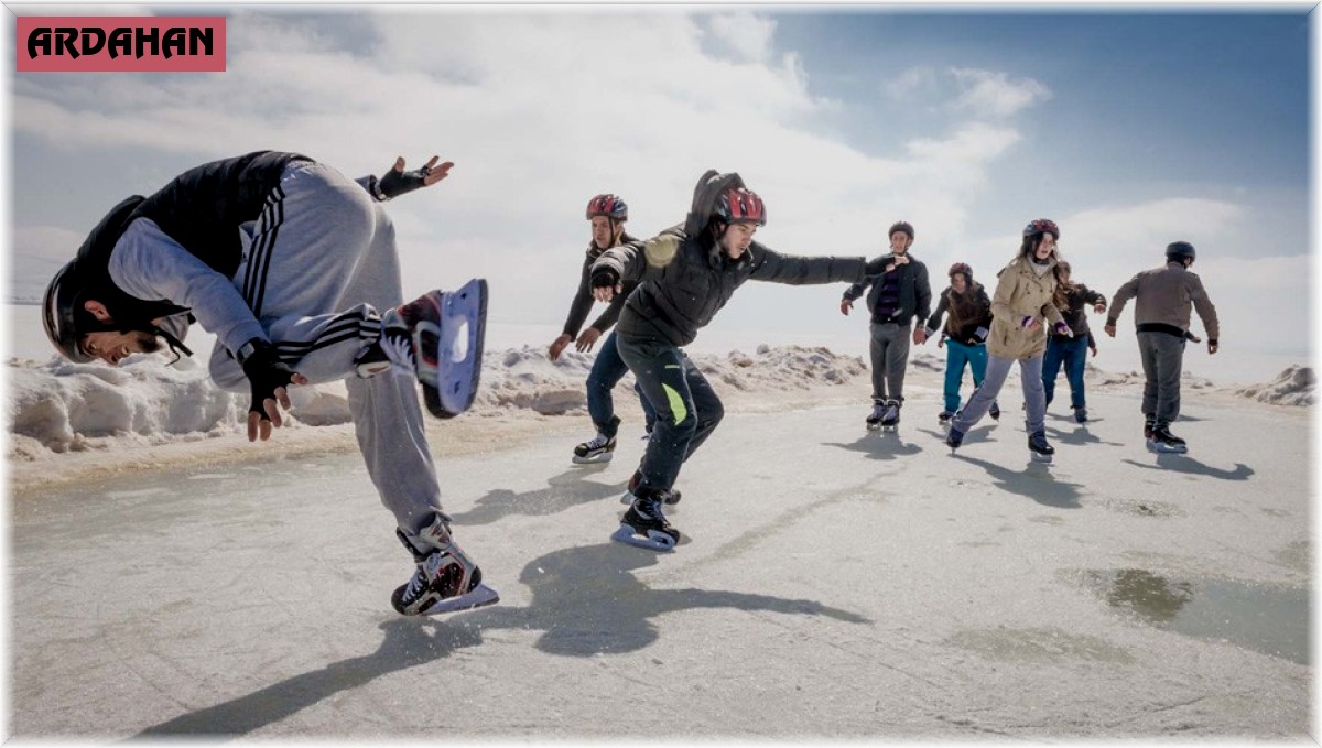 Türkiye'nin en büyük doğal buz pisti Çıldır Gölü'nde buz pateni keyfi