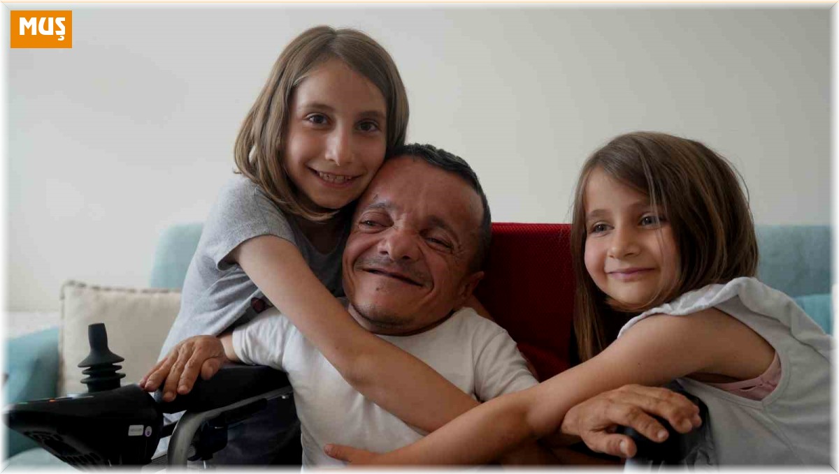 Türkiye'nin en kısa boylu bestecisinin akülü sandalye mutluluğu