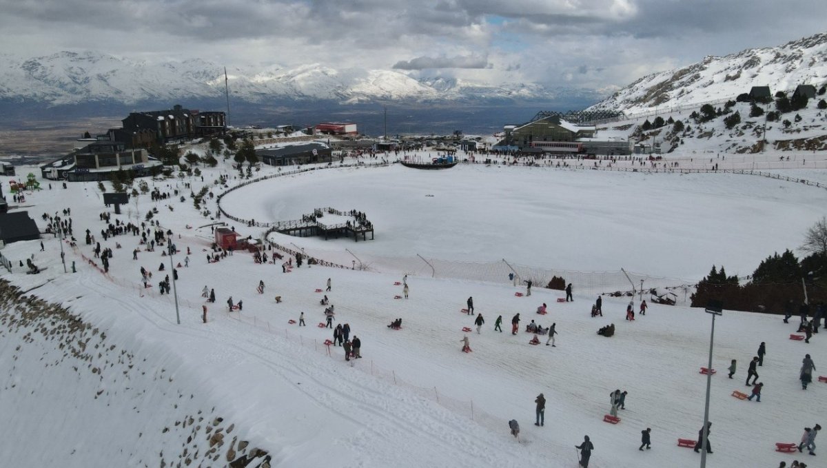Türkiye'nin en uzun pistinde yoğunluk havadan görüntülendi