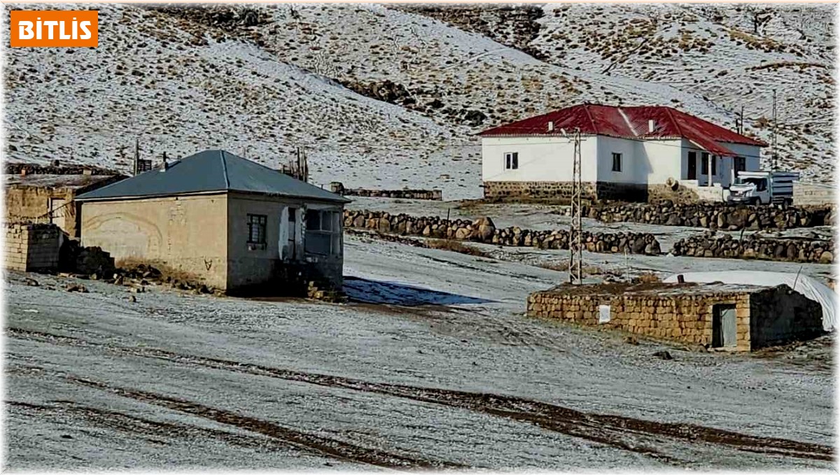 Türkiye'nin en yüksek rakımlı köyü beyaza büründü