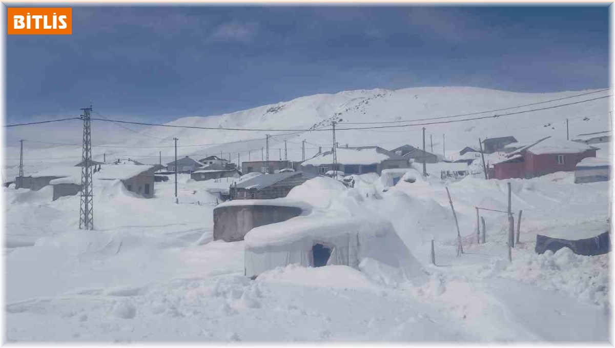 Türkiye'nin en yüksek rakımlı köyüyle ulaşım kesildi