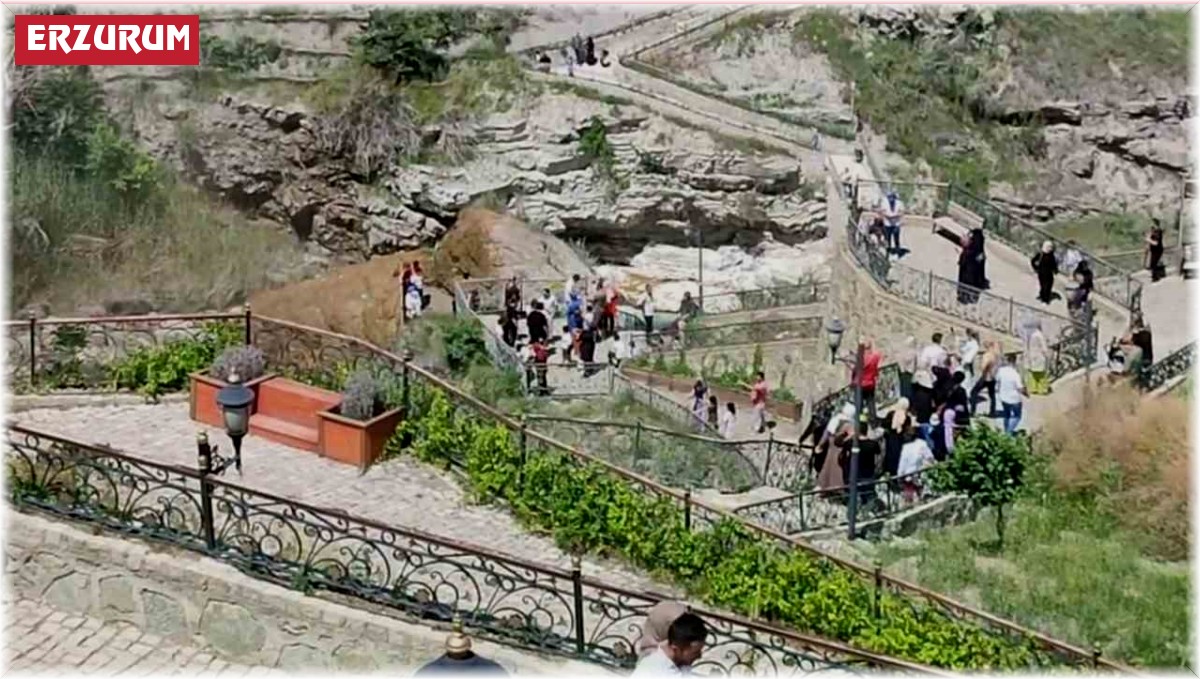 Türkiye'nin en yüksek şelalesine turist akını