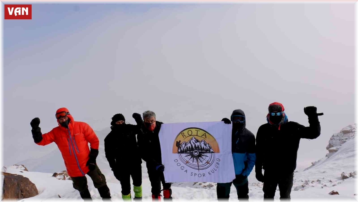 Türkiye'nin en yüksek üçüncü dağına zorlu tırmanış