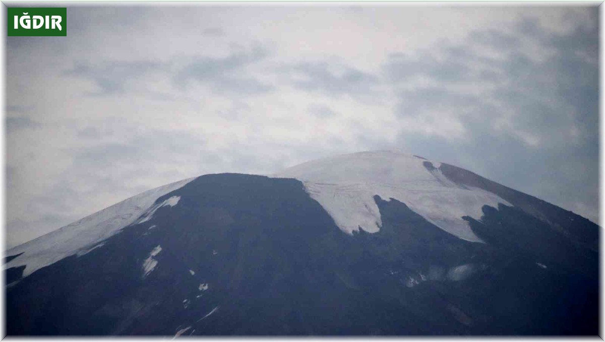 Türkiye'nin en yüksek zirvesindeki buzullar eriyor