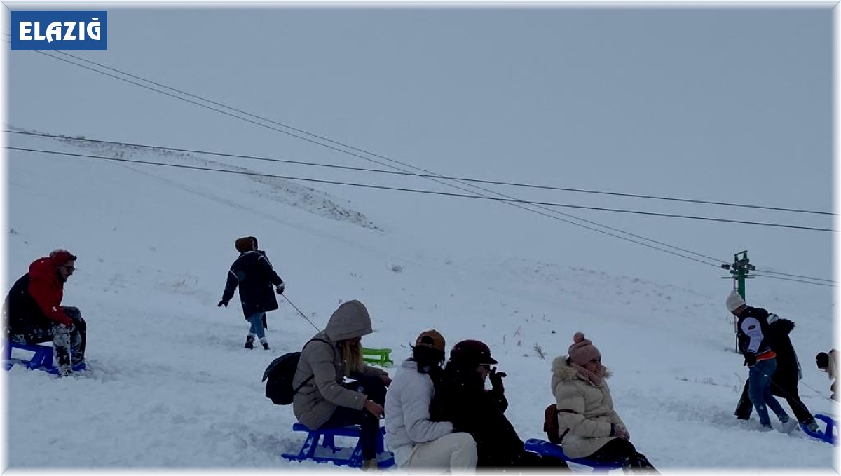 Türkiye'nin göl manzaralı kayak merkezinde sezon açıldı