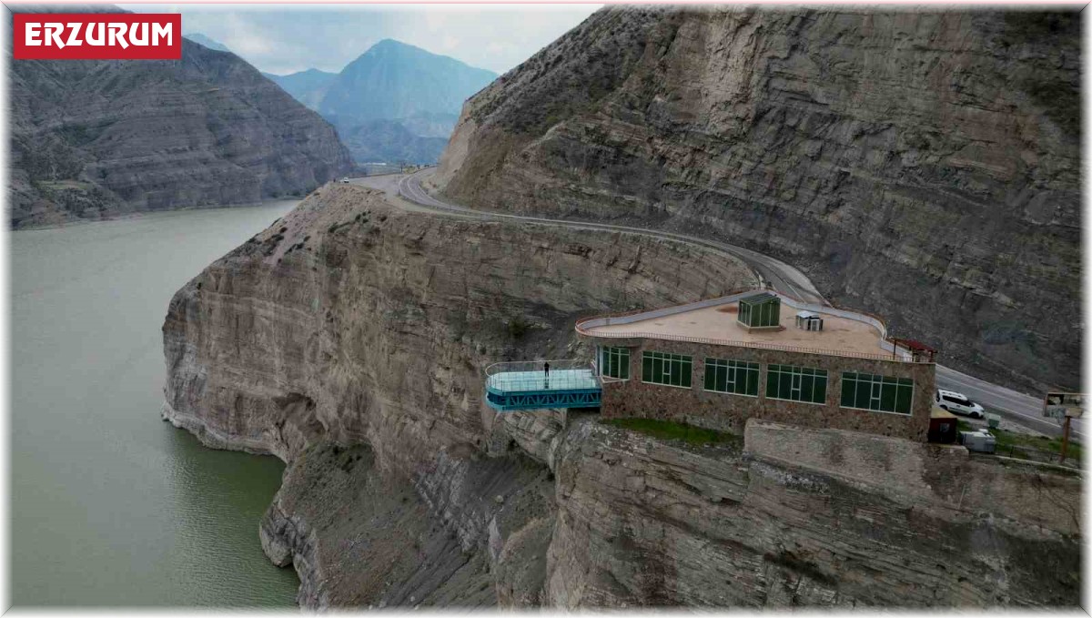 Türkiye'nin göl tabanlı en uzun ve en geniş cam terası ziyaretçilerini ağırlıyor