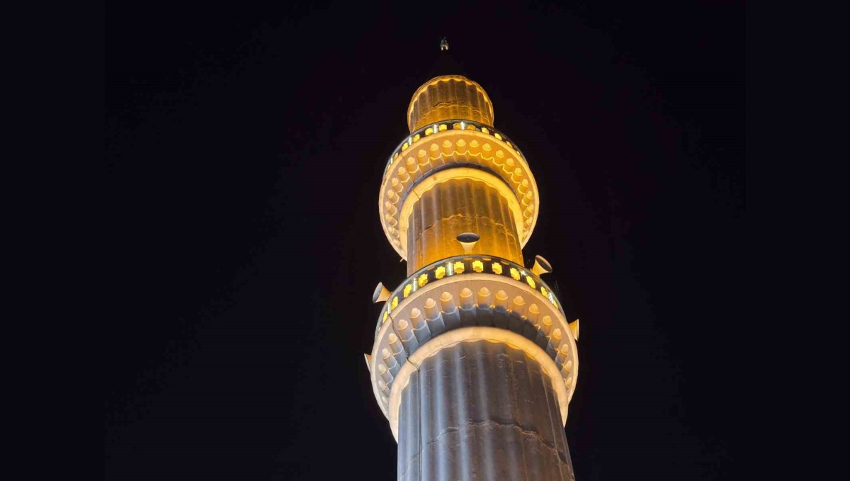 Türkiye'nin ilk asansörlü camisi gece aydınlatmasıyla Ramazan ayını karşılıyor