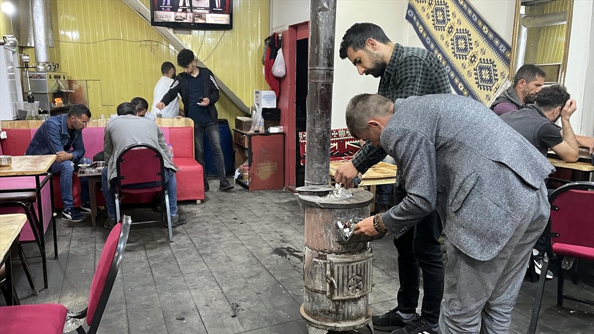 Türkiye'nin sıcaktan kavrulduğu hafta Ardahan Göle "eksi"yi gördü sobalar yakıldı