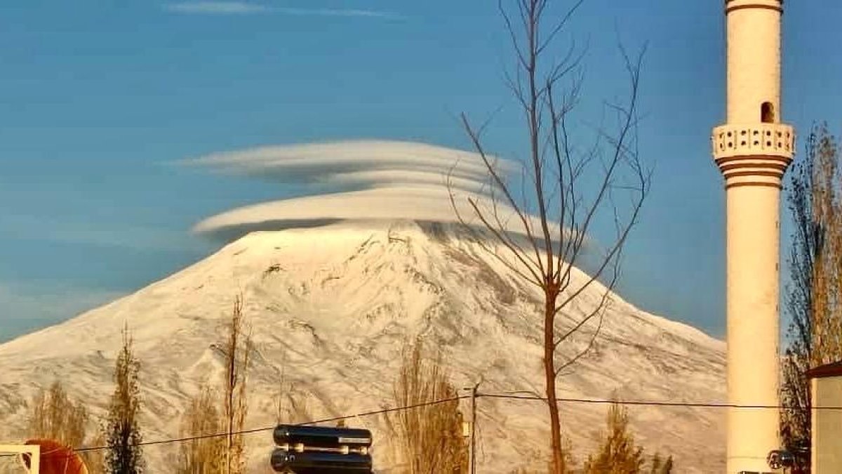 Türkiye'nin zirvesi Ağrı Dağı'nda 'mercek bulutu' oluştu