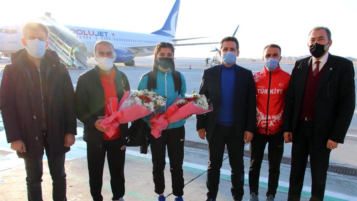 Türkiye rekoru kıran milli atlet Nevin İnce Van'da çiçeklerle karşılandı