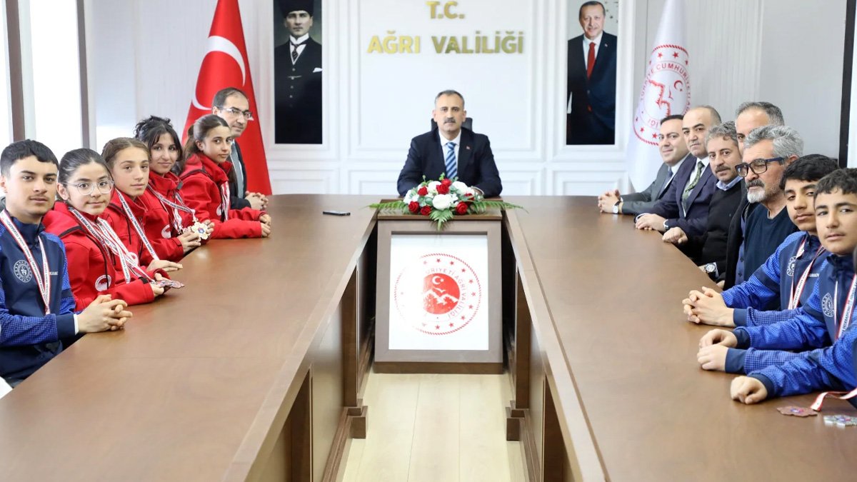 Türkiye Şampiyonası’nda derece alan Ağrılı sporcular Vali Bozkurt’la buluştu