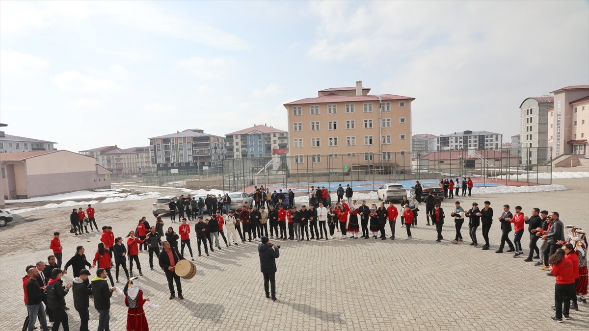 Türkiye şampiyonu atlet öğrenciler, meşalelerle karşılandı