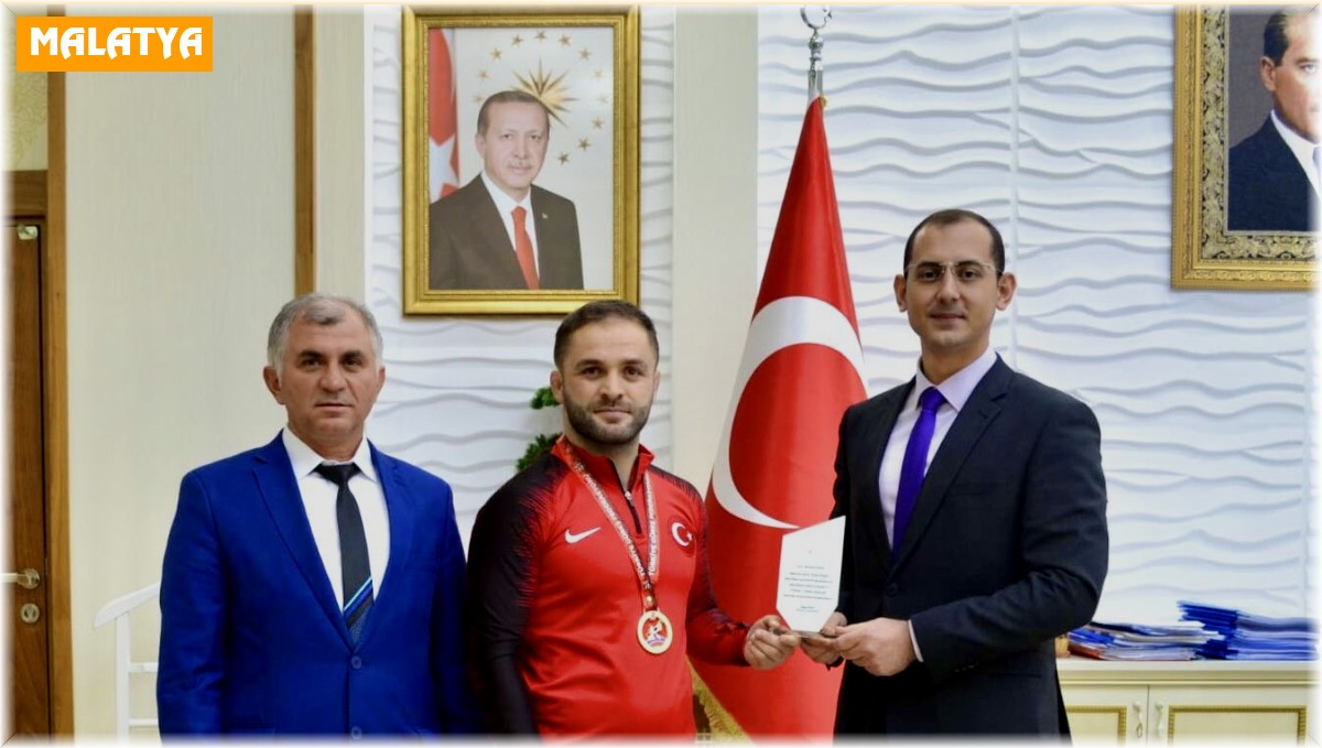 Türkiye Şampiyonu güreşçiye hediye