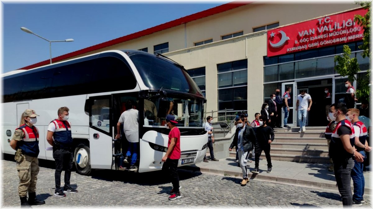 Türkiye'ye kaçak girenler sınır dışı ediliyor