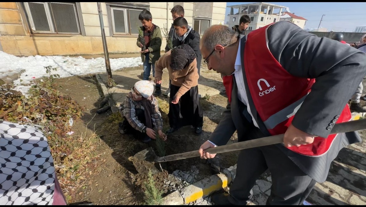 "Türkiye yeşeriyor, Gazze güçleniyor" projesiyle Yüksekova'da fidanlar toprakla buluştu