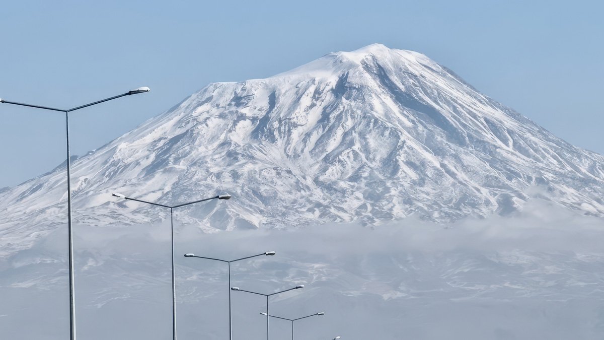 Türkiye’nin çatısı Ağrı Dağı beyaza büründü: Zirvede kartpostallık manzara