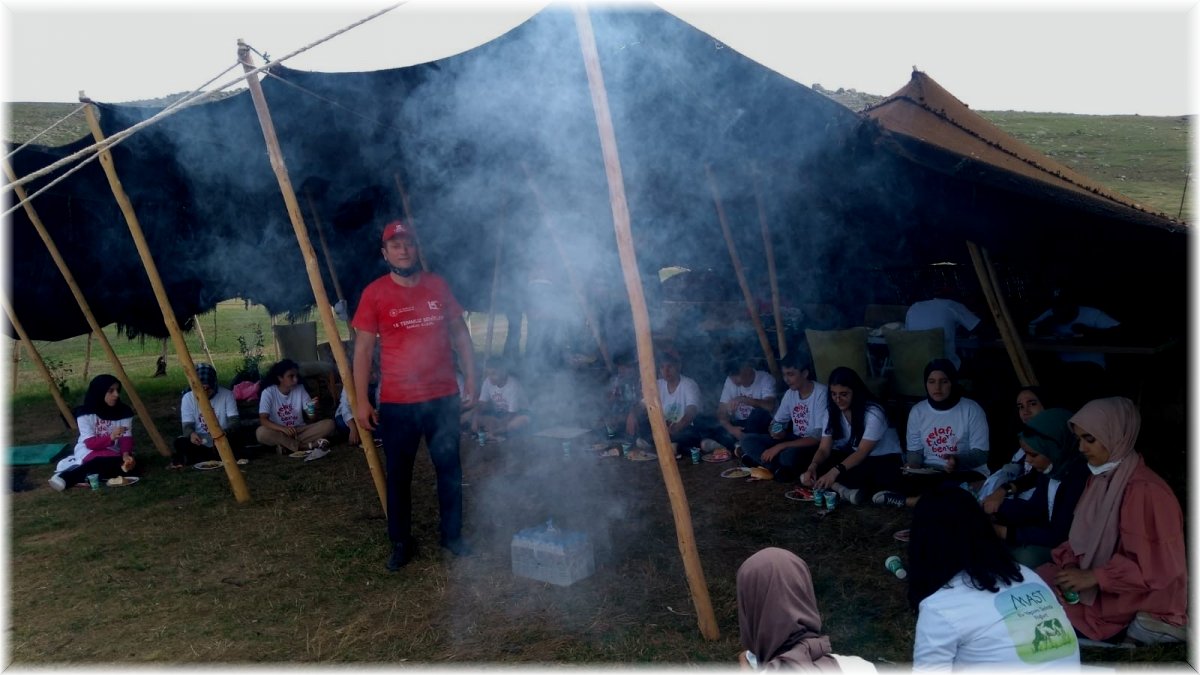 Türkiye’nin cennet merkezi Balık Gölü’nde öğrenciler izci kampı kurdu
