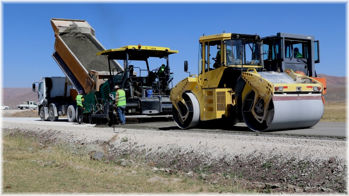 Türkiye’nin en soğuk ilçesinde beton yol çalışması