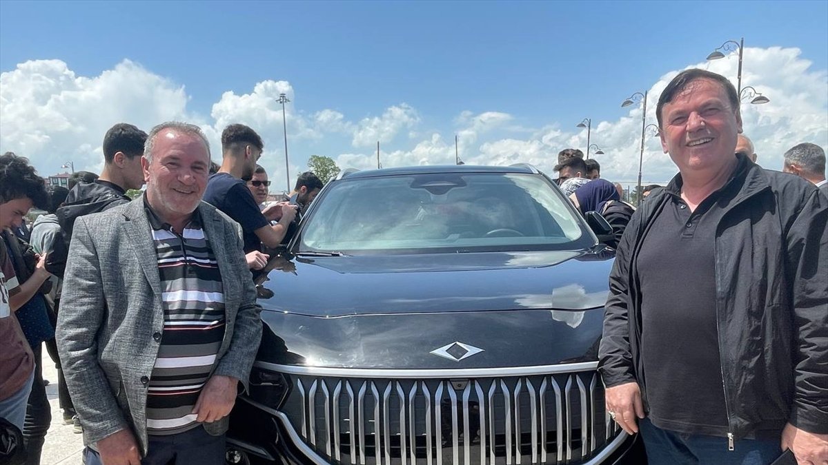 Türkiye’nin yerli otomobili Togg, Ağrı’da vatandaşların beğenisine sunuldu