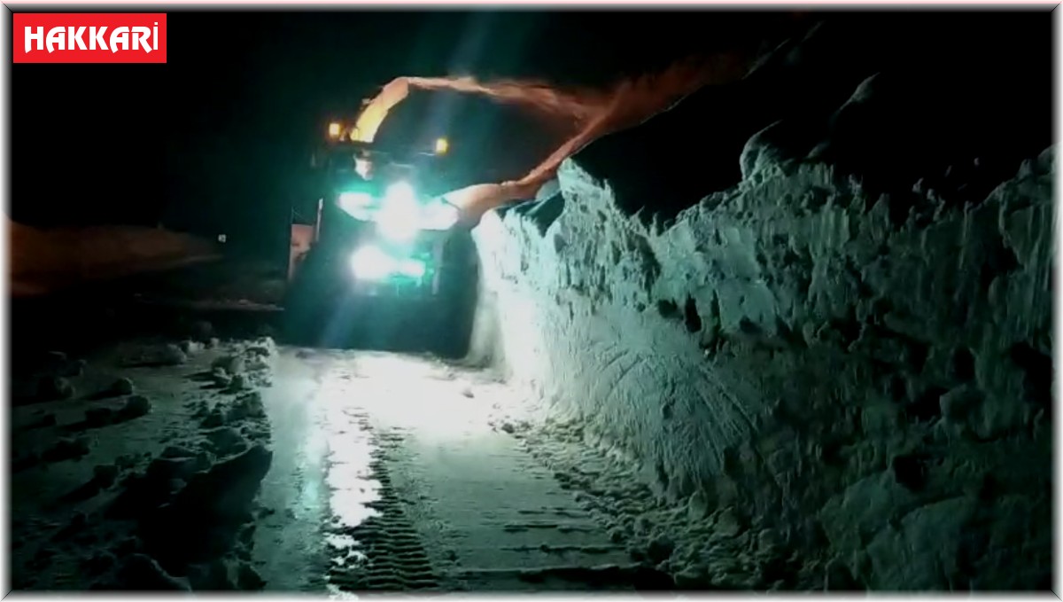 'Turuncu elbiseliler' gece iş başında: 3 metrelik karlı yolu açma çalışması