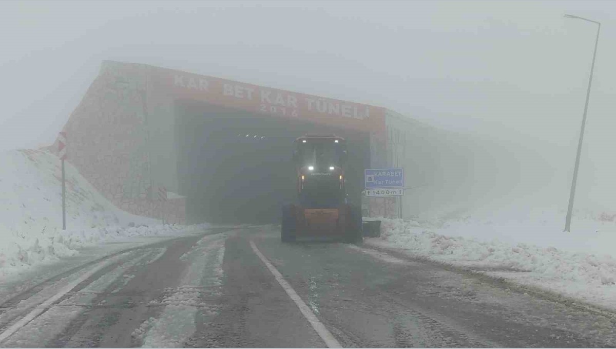 Turuncu kaplanların kar mesaisi Karabet Geçidi'nde başladı