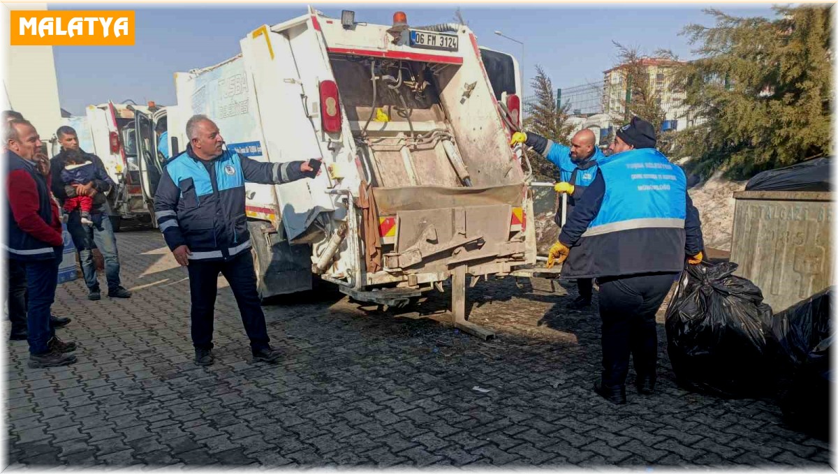Tuşba Belediyesi deprem bölgesinde temizlik çalışması yapıyor