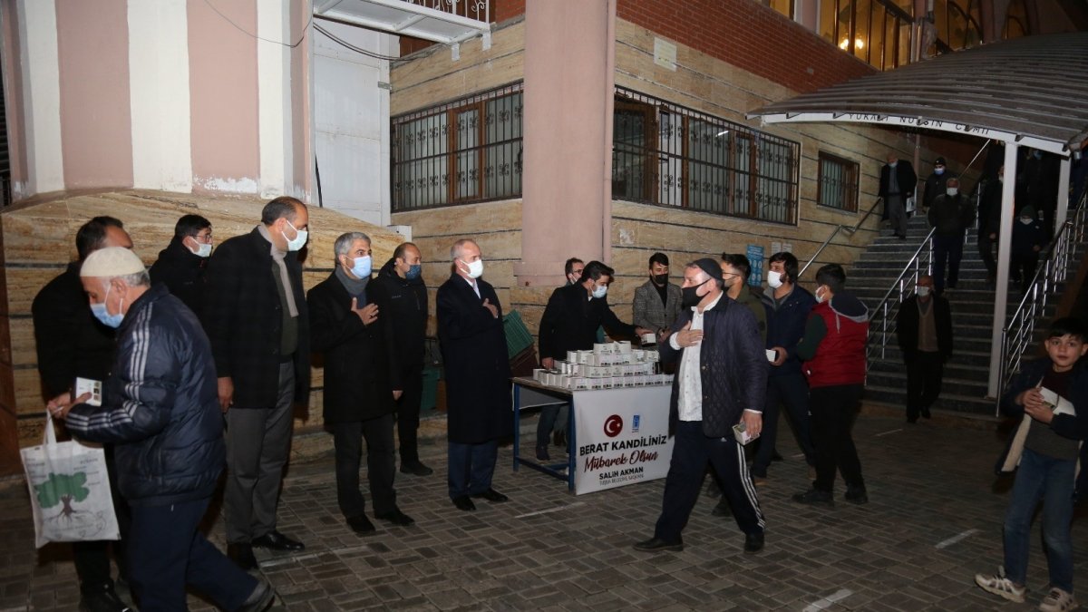 Tuşba Belediyesi kandil simidi dağıttı