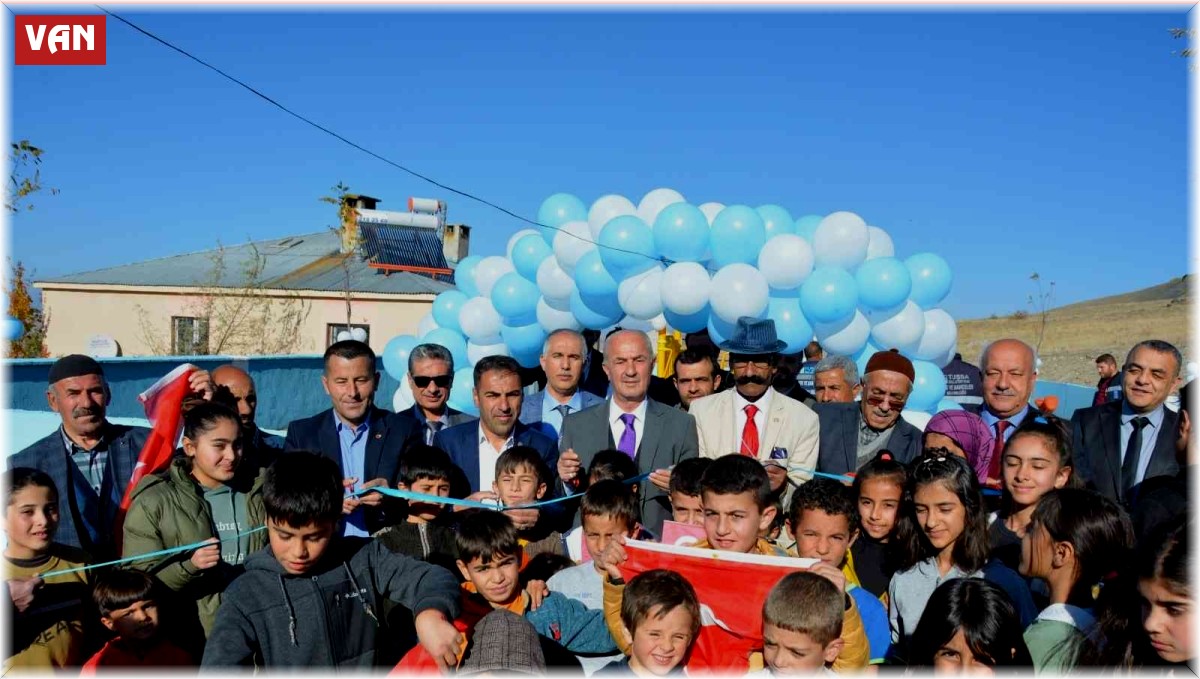 Tuşba Belediyesi, kırsal mahallede yaptığı ilk parkın açılışını gerçekleştirdi