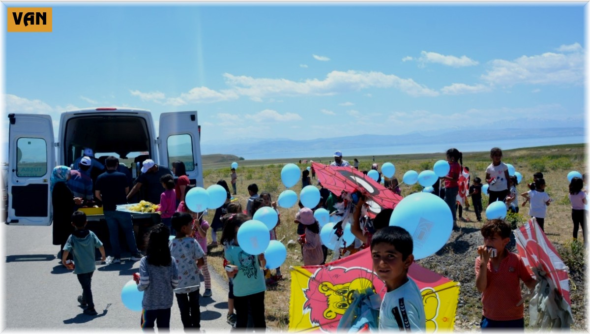 Tuşba Belediyesi'nden, öğrenciler için uçurtma şenliği düzenledi