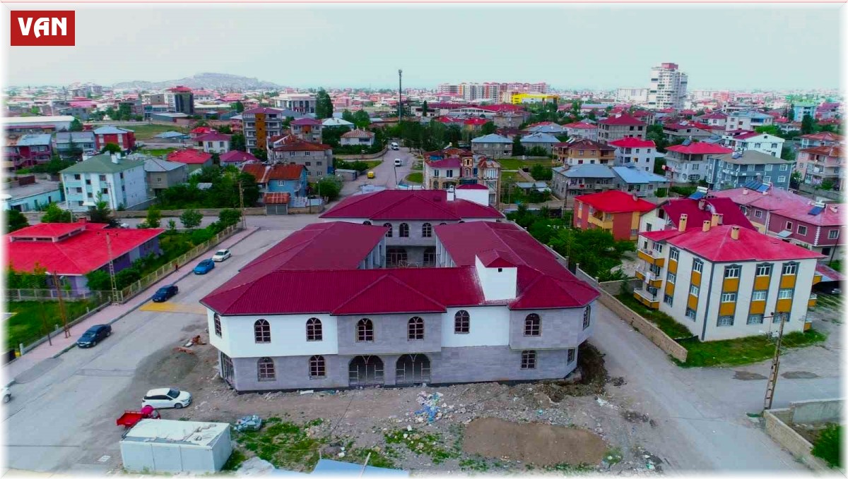 Tuşba Belediyesi'nin ödüllü projesi olan bedesten çarşısı açılış için gün sayıyor