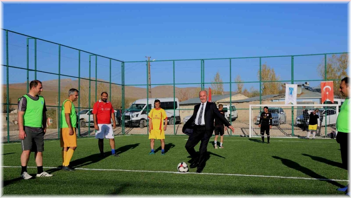 Tuşba Belediyesi semt sahalarının açılışını yapıyor