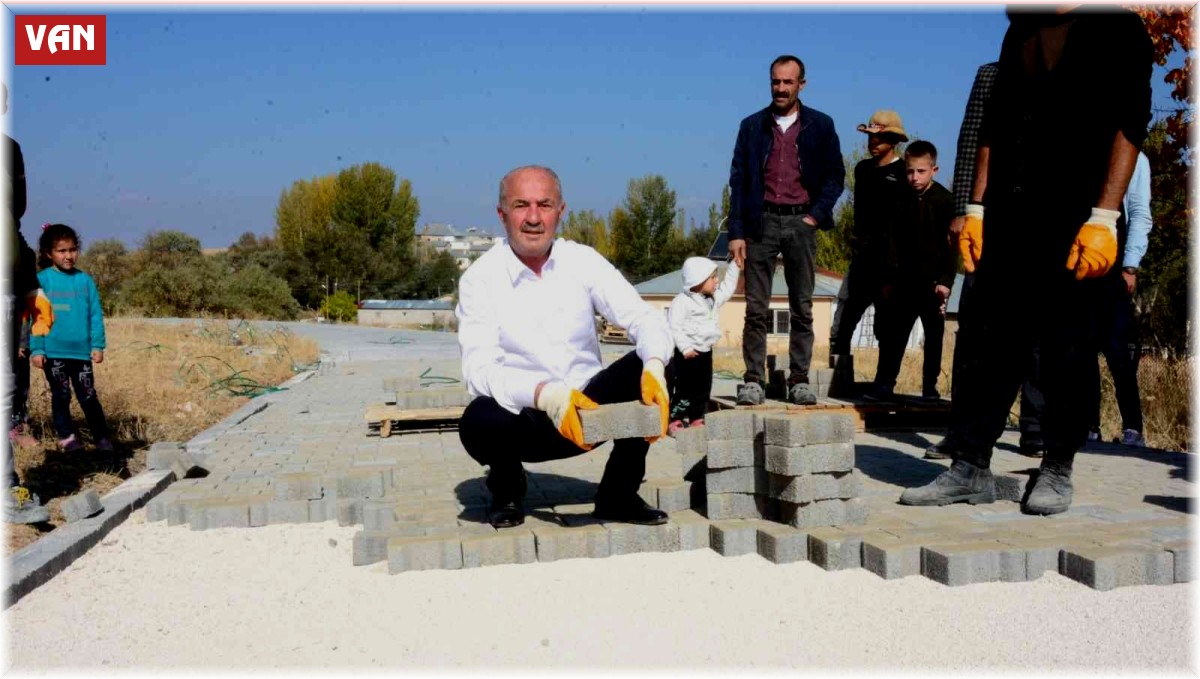 Tuşba Belediyesinden 13 mahalleye 160 bin metrekare kilit parke taşı