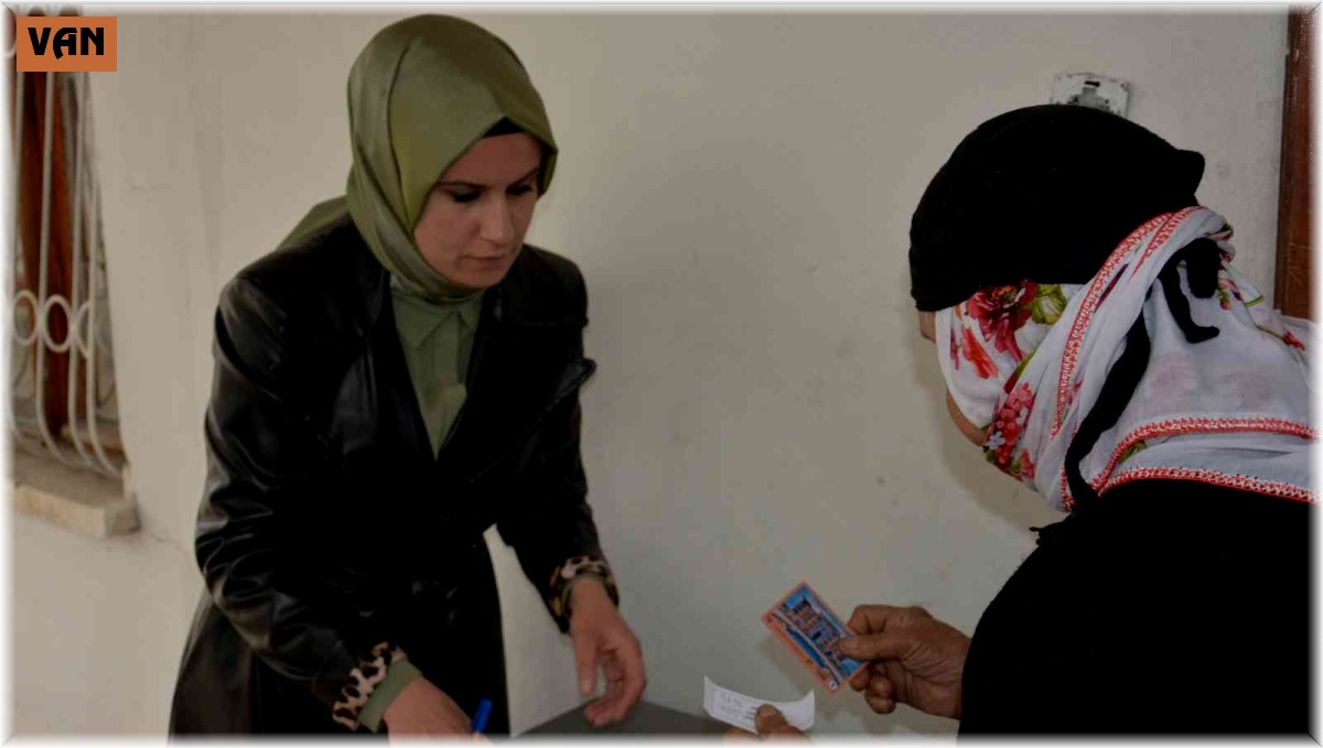 Tuşba Belediyesinden ihtiyaç sahibi ailelere yardım eli