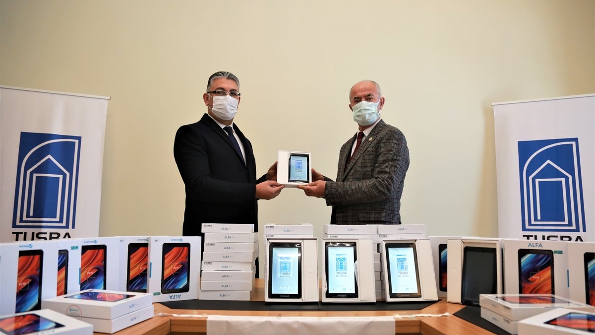 Tuşba Belediyesinden ihtiyaç sahibi öğrencilere tablet desteği
