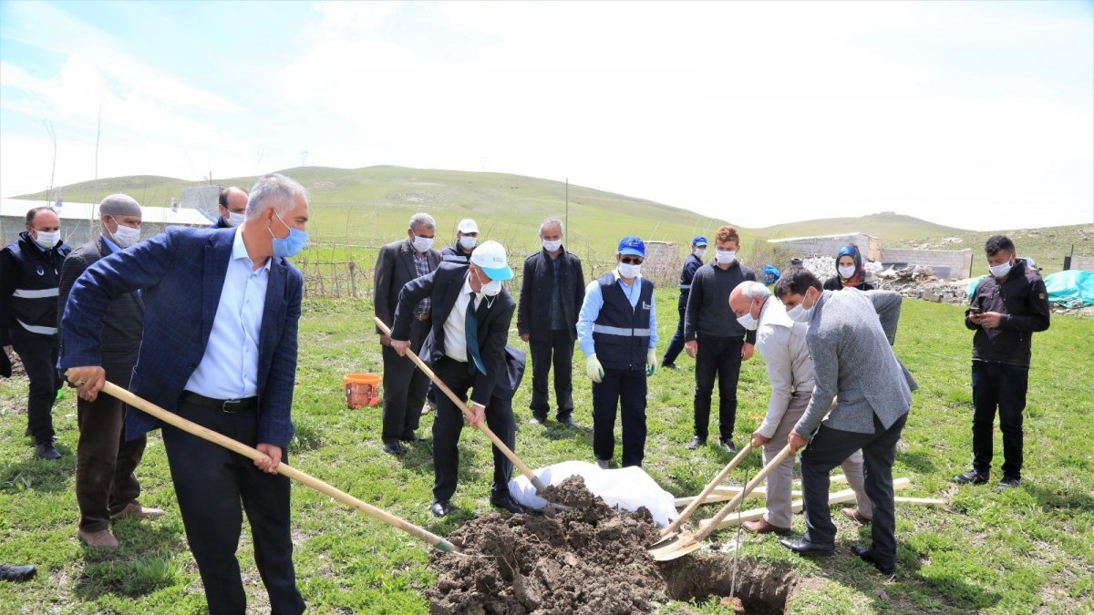 Tuşba Belediyesinden 'Model Ceviz-Badem Bahçesi' projesi