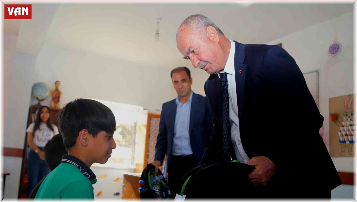 Tuşba Belediyesinden öğrencilere kırtasiye desteği