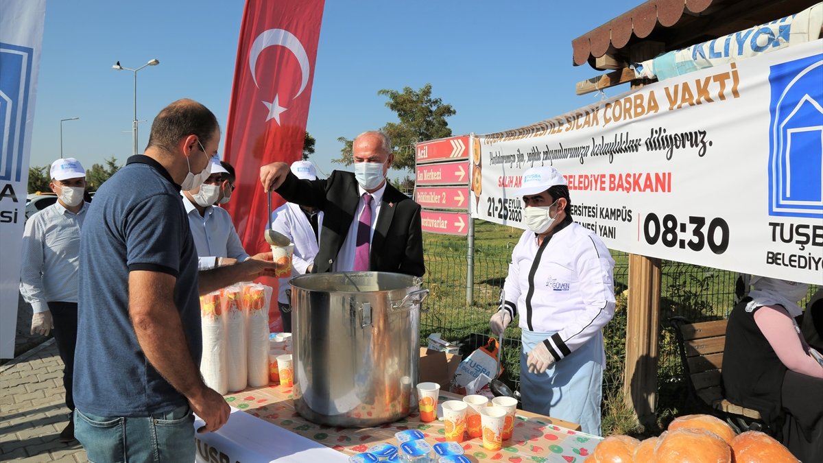 Tuşba Belediyesinden sağlık çalışanları ve hasta yakınlarına çorba ikramı