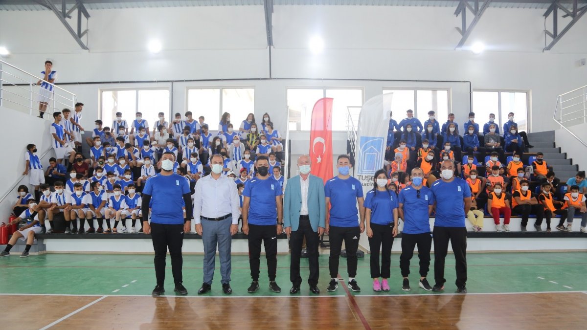 Tuşba Belediyesinden sporculara malzeme desteği