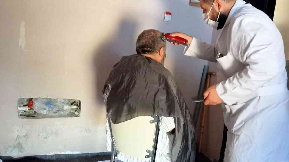 Tuşba Belediyesinden yaşlı ve engelli vatandaşlara evde tıraş hizmeti