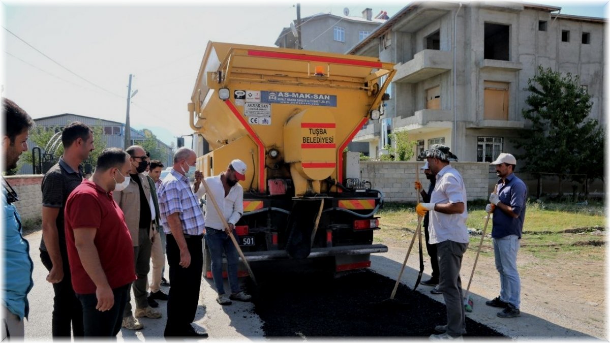 Tuşba Belediyesinin asfalt yama çalışmaları aralıksız sürüyor