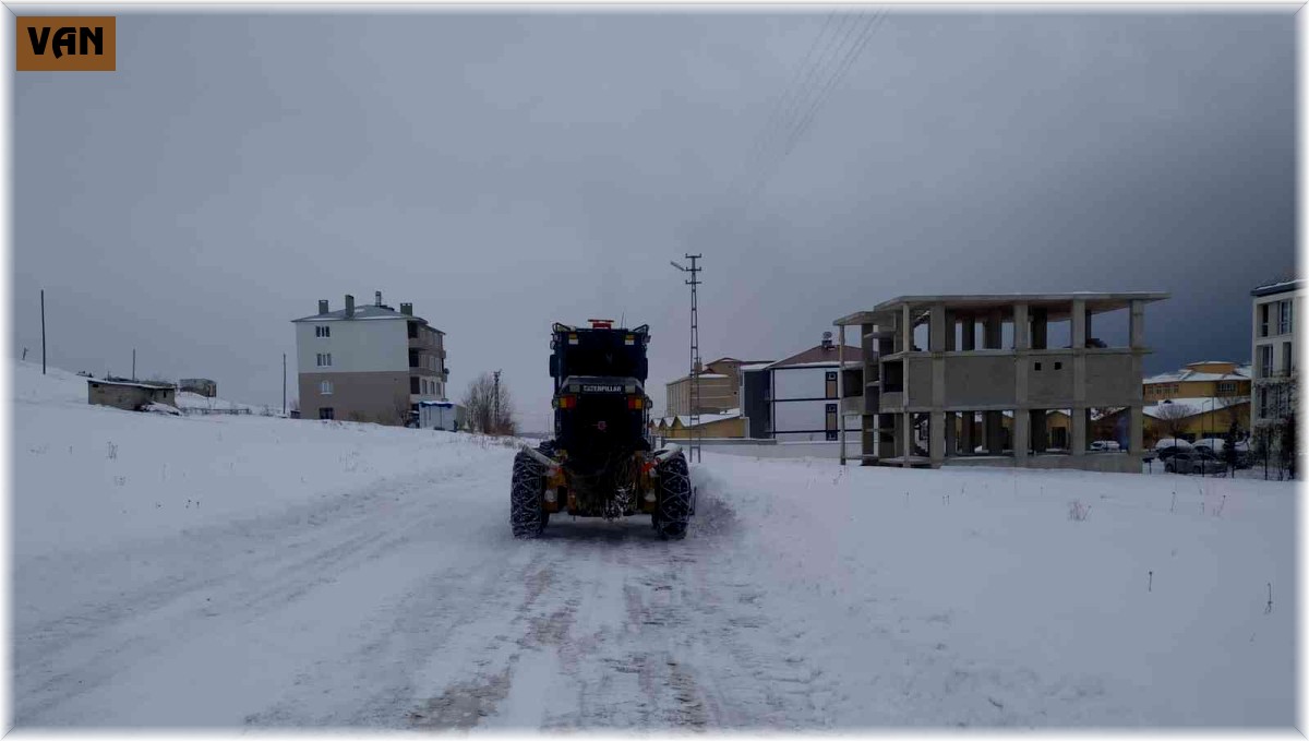Tuşba Belediyesinin karla mücadele çalışmaları sürüyor